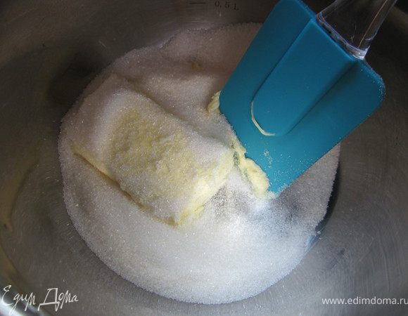 Сахарный песок растереть с мягким сливочным маслом.