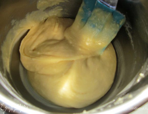 Теперь добавляем блинную муку. Если вы используете простую муку, то  понадобиться разрыхлитель.