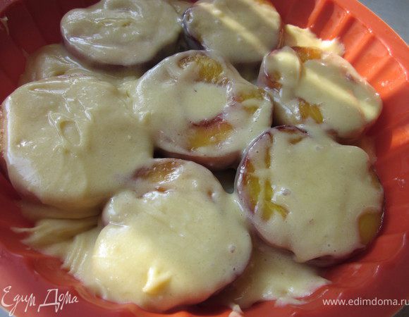 Выкладываем персики в форму и покрываем тестом. Его кажется мало, не бойтесь, когда пирог будет готовиться в духовке, то тесто распределиться по всем уголкам формы:))