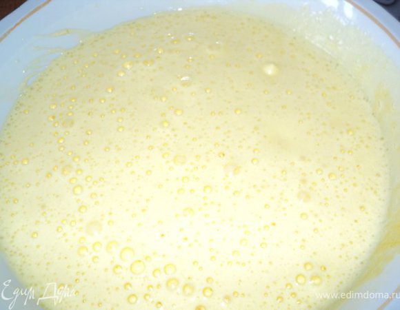 Яйца взбить с сахаром 2-3 мин, добавить муку, крахмал, разрыхлитель, цедру лимона, растительное масло и взбить еще 2-3мин.

