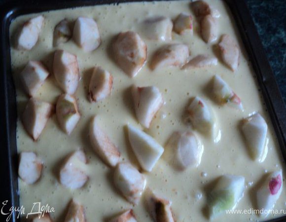 Форму ( у меня 20х20см) смазать маслом и обсыпать манкой, вылить тесто  и сверху воткнуть стоймя  четвертинки очищенных снаружи и внутри яблок ( мельче нарезать яблоки не желательно). Яблок должно быть много, они должны втыкаться в тесто плотно друг к другу. В процессе выпекания тесто поднимется и заполнит промежутки между яблоками. Яблоки в процессе выпекания приобретают кремообразную структуру.