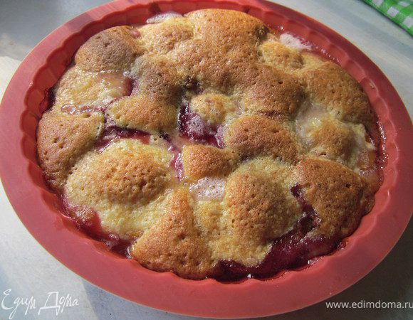 Выпекаем пирог 45 минут при температуре 180 - 200*, до румяной корочки. 