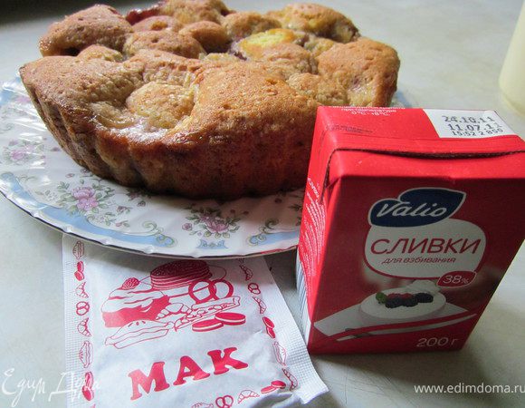 Когда пирог остынет его покрываем взбитыми сливками и слегка посыпаем маком. Можно украсить и по своему желанию.