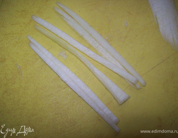 кабачок помыть почистить..разрезать вдольи убрать семечки. нарезать тонкими брусочками (лапшой). сложить в мискуслегка посолить и оставить на 15-20 минут что бы вышла лишняя влага.