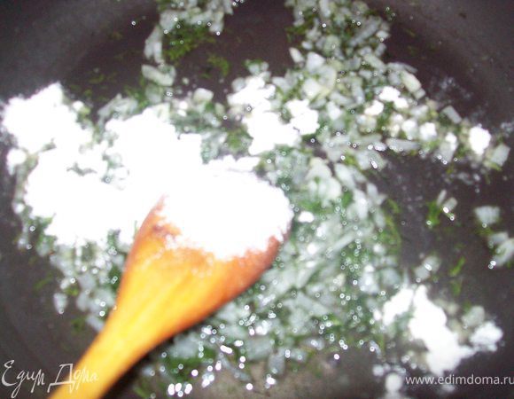 добавить столовую ложку муки и обжарить до однородной массы.