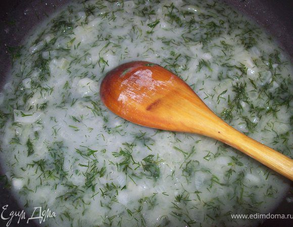 ...добавляем бульон или воду, кабачок отжимаем слегка и добавляем в сковародку, тушим минут 5