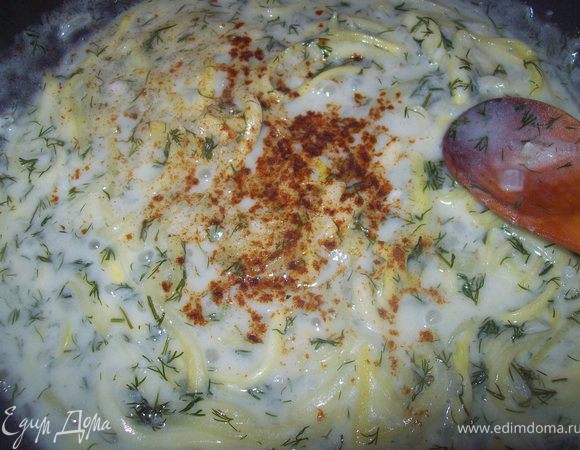 добавить соль, сахар (по вкусу), паприку и 1 ч.л. уксуса (можно и по больше)и выдасленный черезчеснокодавилку чеснок.)