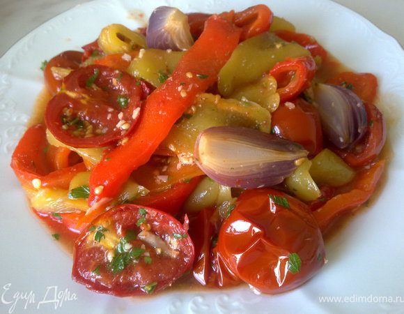 Перцы очистить от шкурки и семян, нарезать полосками, добавить к ним лук и помидорки. Заправить овощи аккуратно перемешать.