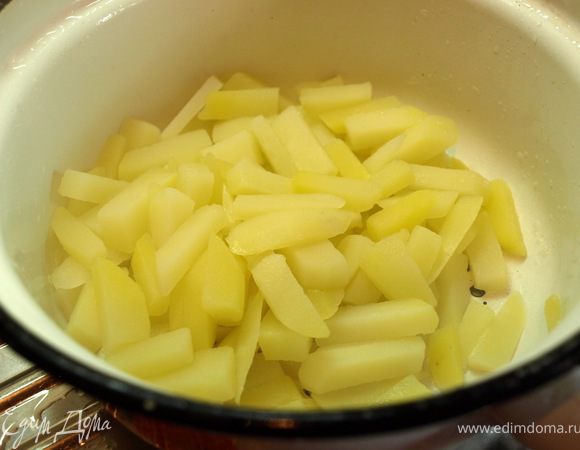 Картофель почистить, порезать ломтиками, как для фри, отварить до "почти готовности". Слить. Закинуть в бульон.