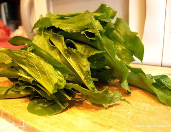 Бульон поставить на медленный огонь подогреваться. Вымыть щавель и дать немного обсохнуть