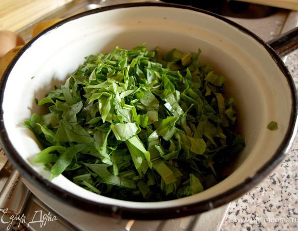 Щавель измельчить в "ленточки". Добавить в кастрюлю к картофелю. Довести до кипения. Приправить солью и перцем. Выключить огонь.