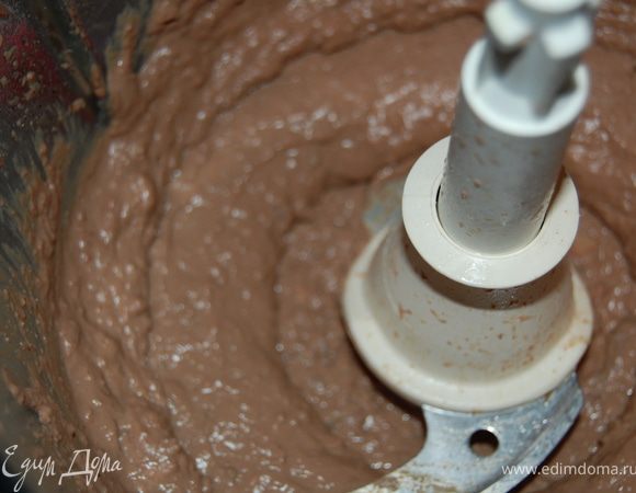 Варим печень, естественно избавившись предварительно от всего лишнего, в подсоленной воде.Далее прокручиваем через мясорубку или разбиваем в блендере.