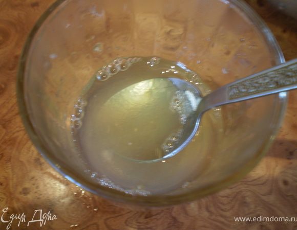 Желатин распустить в небольшом количестве воды. Добавить в творожную массу, тщательно перемешать.