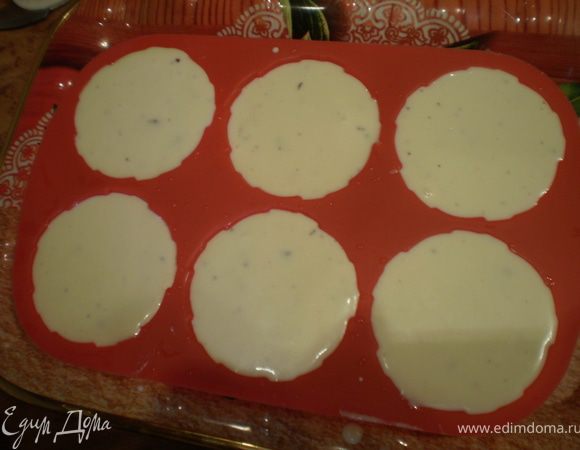 Силиконовую форму промыть холодной водой и, не вытирая, заполнить творожной массой.