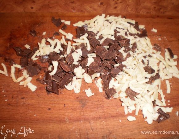 Шоколад порубить, добавить к творогу.