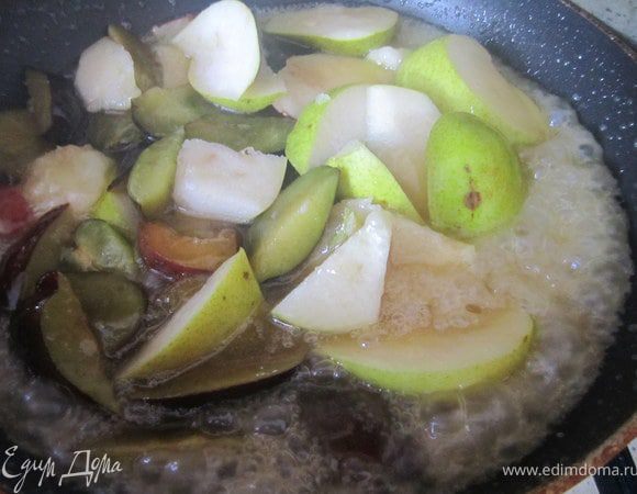 На сковороде растопить масло, добавить сахар и 3-4 ст.л. воды.
Когда масса станет пенится и золотится, добавить фрукты.