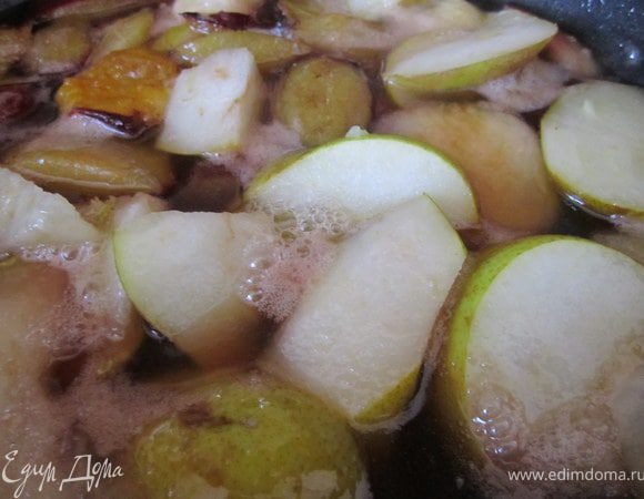 Фрукты потомить в карамели 5-7 минут.