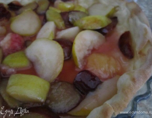 Фрукты выложить на тесто. Жидкость оставить в сковороде.