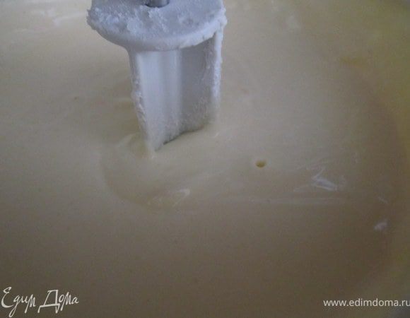 Творог, сахар, яйца, йогурт, щепотку соли взбить в блендере. Добавить крахмал, еще раз хорошо взбить.