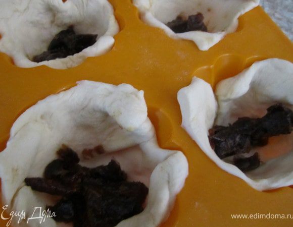 Для маленьких запеканочек у меня не хватило фруктов, я добавила к ним немного порезанных фиников.