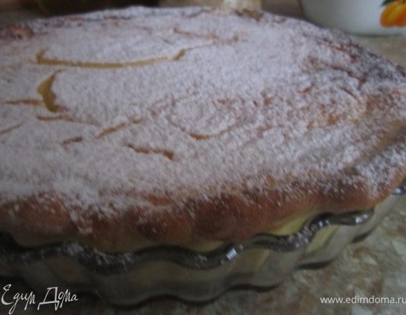 Поставить в разогретую духовку (180 гр.) примерно на 40-45 минут. На дно духовки поставить посуду с водой.
После выпекания запеканку оставить охлаждаться в духовке. После охлаждения присыпать пудрой.