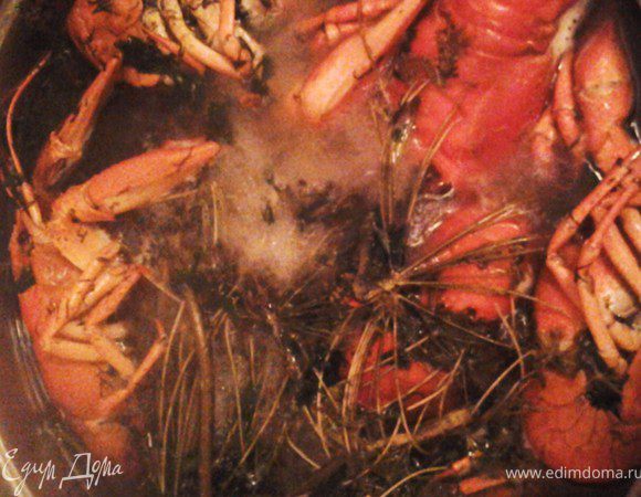 Вскипятить 4 литра воды, добавить соль, перец горошек, лавровый лист и укроп сушеный с семенем. Как только вскипит закинуть живых, мытых раков. Засыпать зелень, варить 15, 20 минут.