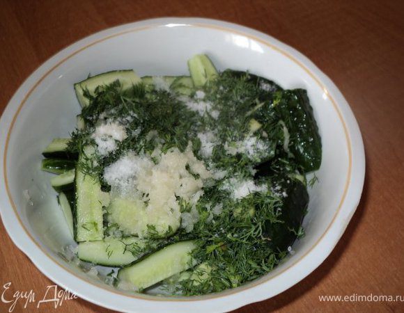 Огурцы промыть, обсушить, разрезать вдоль на 4 части и еще раз пополам. Укроп мелко порезать. Огурцы положить в миску, добавить укроп, выдавленный через чеснокодавку чеснок, соль, накрыть крышкой и интенсивно встряхнуть 20-30сек. Огурцам дать настояться 5мин, блюдо готово. Приятного аппетита.

