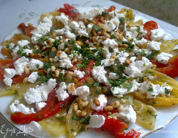Перцы почистить от семян и кожуры, нарезать широкими полосками и выложить на тарелку. Сверху полить заправкой, покрошить брынзу руками, посыпать орешками, каперсами и мелко нарубленной петрушкой.