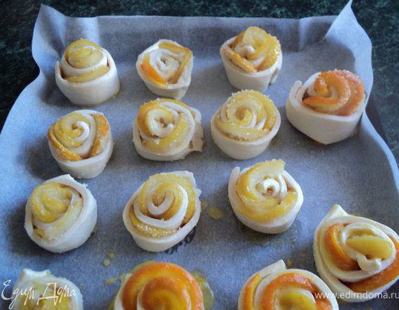Рулетики уложить на противень, накрытый бумагой для выпечки, смазать взбитым яйцом. 