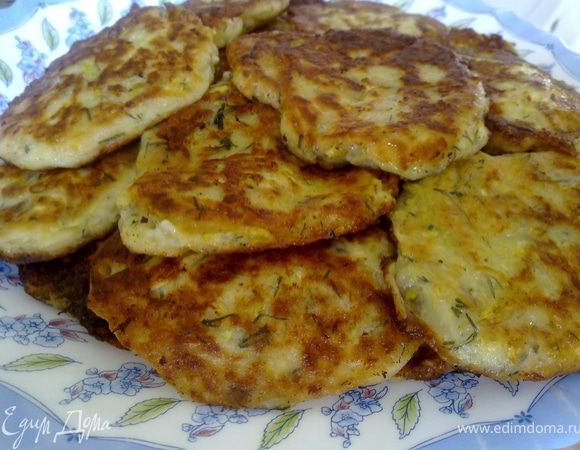 Кабачки очистить от кожицы и натереть на терке. Руками хорошо отжать жидкость из кабачков, добавить творог, яйцо, муку, соль, мелко нарезанный укроп.  Жарить на сковороде как сырники.
Подавать с соусом из сметаны, чеснока и укропа.
