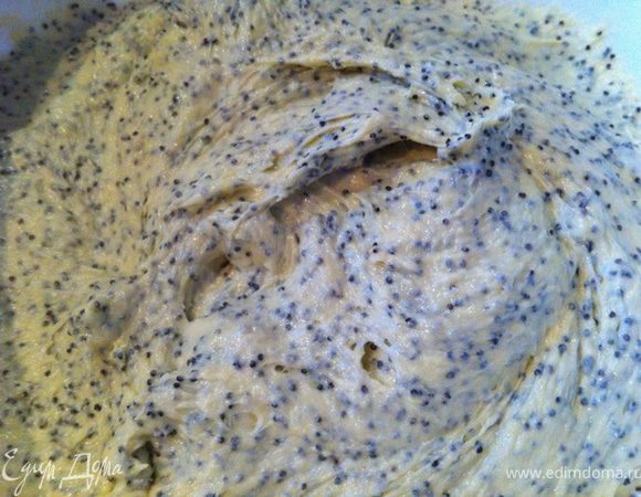 Смешала муку с маком. Влила вместо простокваши йогурт, затем сметану, масло, соду,гашеную уксусом (как же я терпеть не могу соду! 5 гр -это 1/2 чайной ложки. Уж по мне, лучше разрыхлитель класть), пару капель красителя желтого (так как тесто получается слишком "бледным" ) и поставила в холодильник на 30 минут. Вот сижу, жду... А пока пишу этот пост...