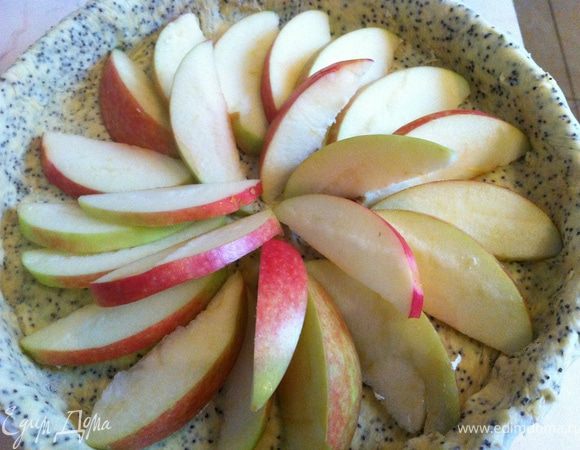 Яблоко очистить от семян, нарезать ломтиками.
Форму для выпечки выстелить тестом, разровнять края, лишнее тесто срезать. Выложить яблоки, сверху полить медом.
Выпекать при температуре 180С примерно 20 минут. Подавать, посыпав пряностями и корицей.