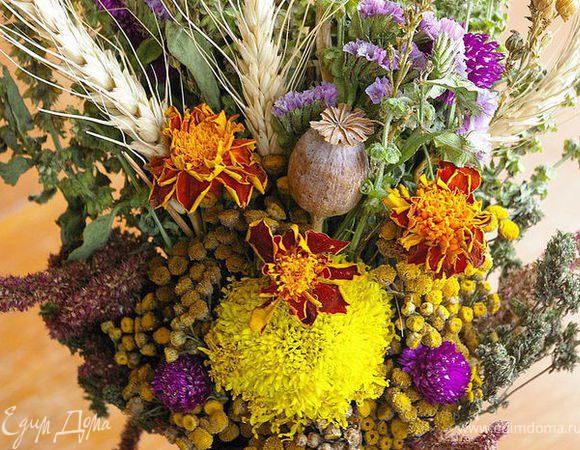 Вот такой у меня получился Медовый Спас!
А пока пирог остывает, пойду в церковь. Освятить мед, воду, и маковийский цветок ;)