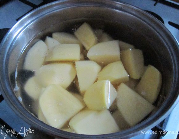 Картофель порезать достаточно крупно и отварить до полу-готовности 10 минут. Воду слить (на этом отваре можно приготовить суп)