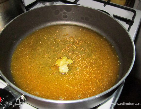 На сковороду налить масло и сразу добавить специи (кроме куркумы и лимона), что бы масло вобрало в себя все ароматы.