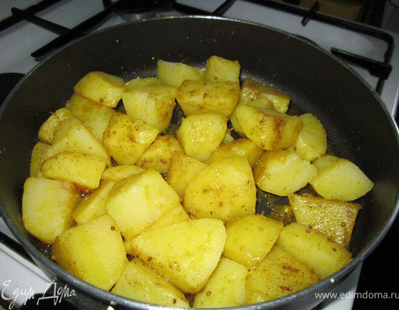 Кладем картофель, готовим на среднем огне до полной готовности. Картофель, время от времени помешиваем, что бы он весь пропитался запахами и вкусами специй.