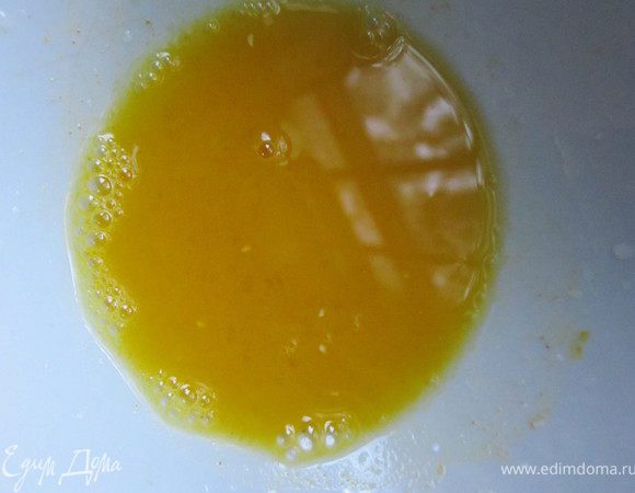 В конце добавляем лимонный сок (50г.) с добавленной куркумой. Посыпать готовый картофель зеленью петрушки.