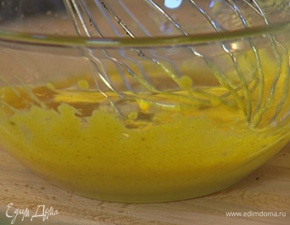 Приготовить крем сабайон: отделить желтки 2 яиц от белков и взбить желтки с 1/3 стакана сахара и вином. 