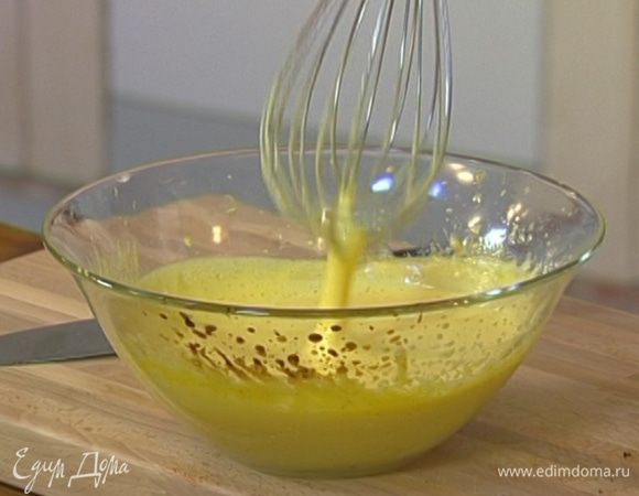 Поставить получившуюся смесь на водяную баню и, не переставая взбивать, чтобы желтки не свернулись, прогревать, пока крем не загустеет. 