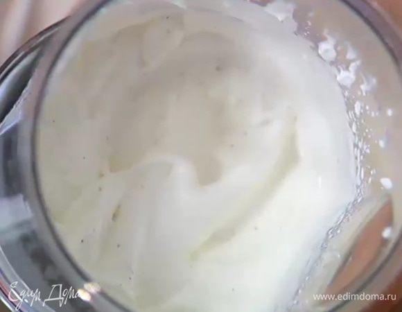 Взбить 2 белка со щепоткой соли в крепкую пену и ввести в слегка остывший крем.