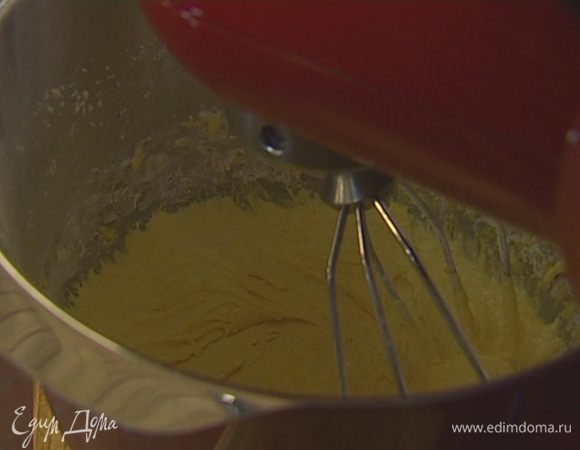 Приготовить тесто: желтки 3 яиц отделить от белков. Взбивать желтки с 1/3 стакана сахара и ванильным экстрактом, пока они не станут пышными. Небольшими порциями ввести муку, добавить разрыхлитель. 