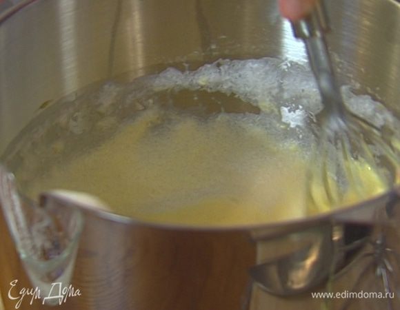 Взбить оставшиеся 3 белка со щепоткой соли и ввести их в тесто. 