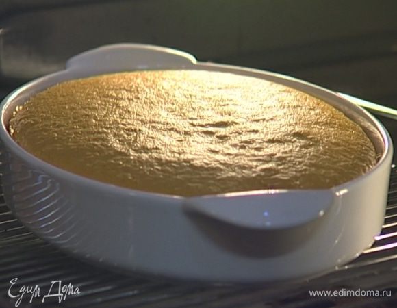 Смазать небольшую форму для выпечки сливочным маслом, выложить в нее тесто и выпекать в разогретой духовке 25 минут. 