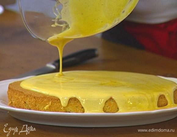 Остывший бисквит вынуть из формы, залить кремом забайоне, сверху выложить ягоды винограда. 