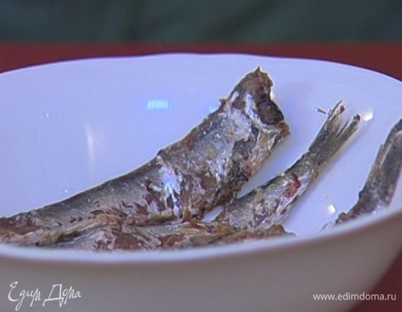 Анчоусы замочить в воде на 10 минут.