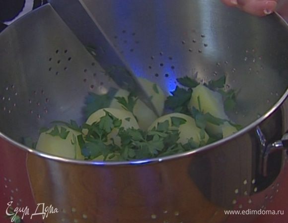 Горячий картофель нарезать четвертинками и выложить в глубокую посуду.