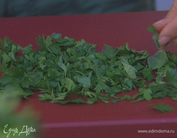 Петрушку крупно порезать.