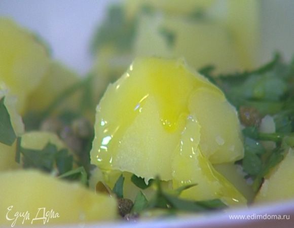 Добавить к картофелю каперсы и петрушку, полить 1 ст. ложкой лимонного сока и 2 ст. ложками оливкового масла. 