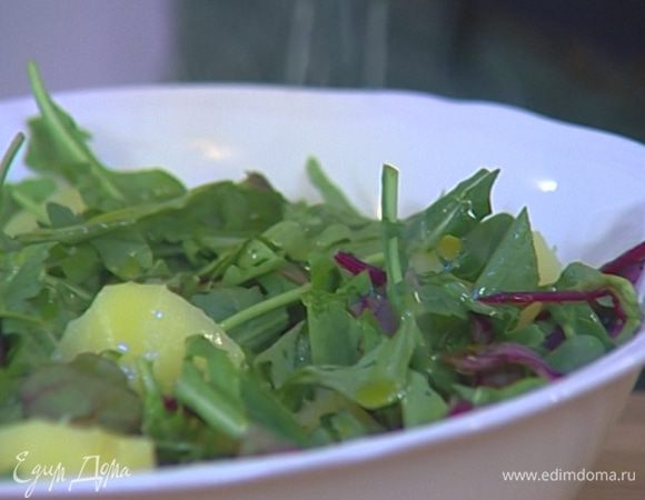 Руколу крупно порезать, заправить 1 ст. ложкой оливкового масла и оставшимся соком лимона, поперчить.