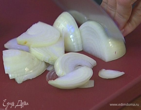 Лук почистить и крупно нарезать.